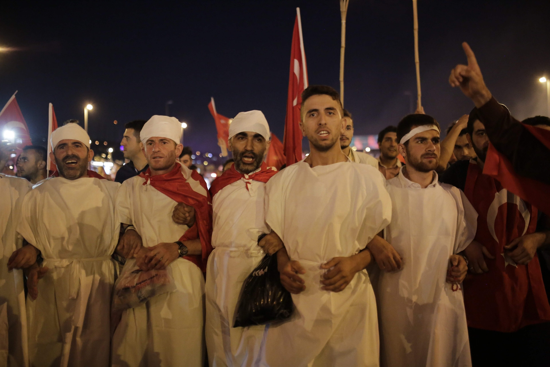 İstanbulda binlerce kişi Boğaziçi Köprüsüne akın etti İstanbulda binlerce kişi Boğaziçi Köprüsüne akın etti