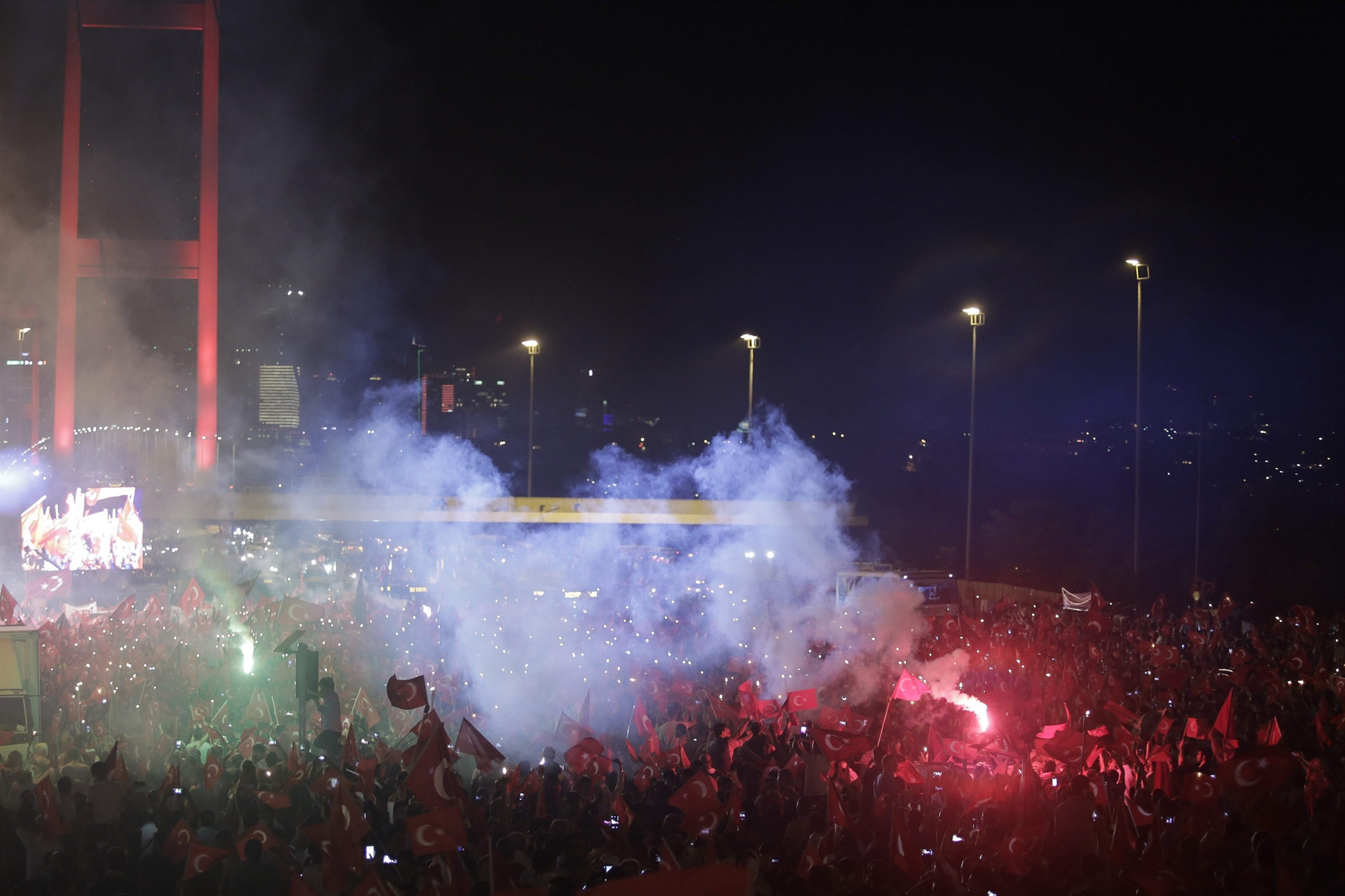 İstanbulda binlerce kişi Boğaziçi Köprüsüne akın etti İstanbulda binlerce kişi Boğaziçi Köprüsüne akın etti