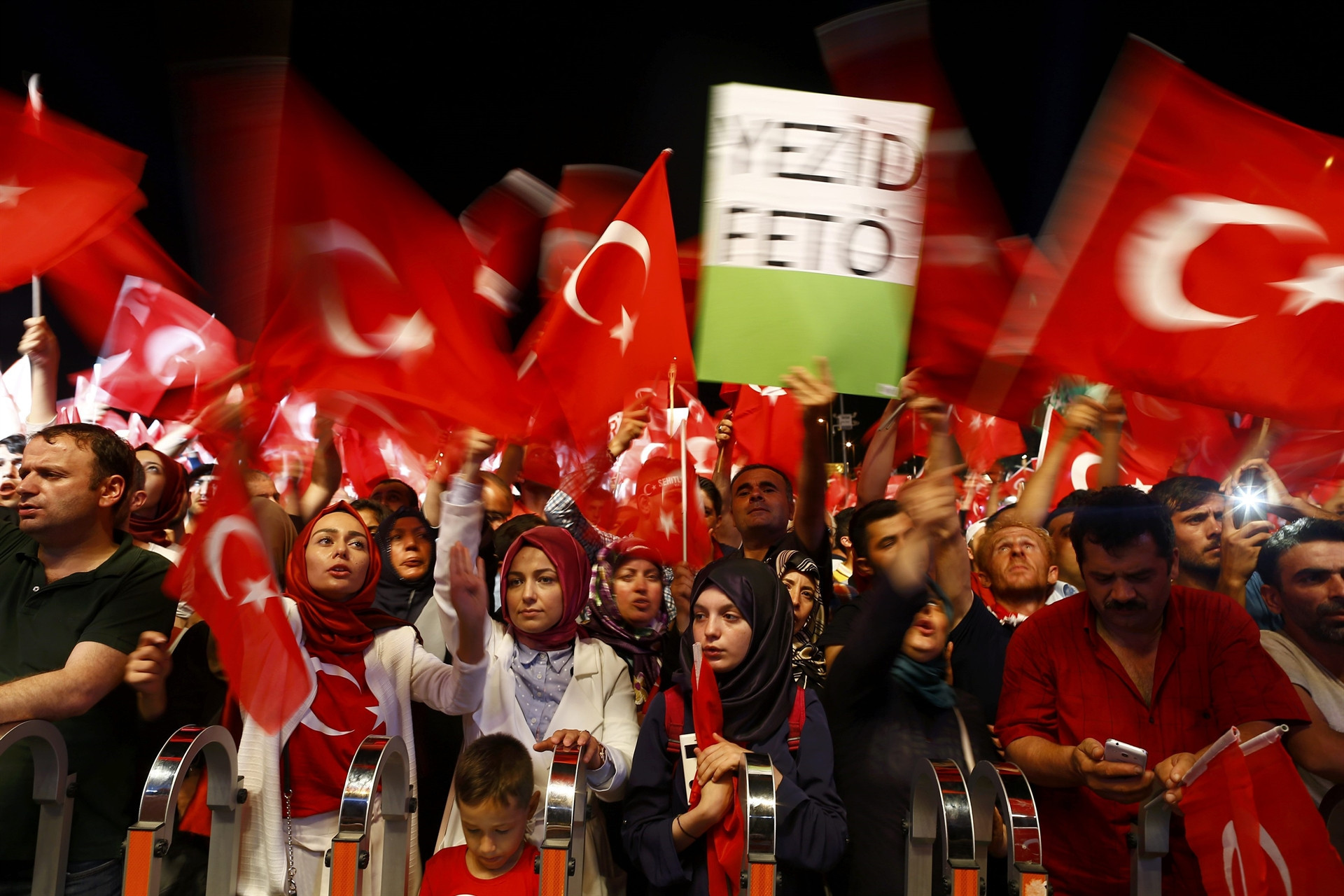 İstanbulda binlerce kişi Boğaziçi Köprüsüne akın etti İstanbulda binlerce kişi Boğaziçi Köprüsüne akın etti