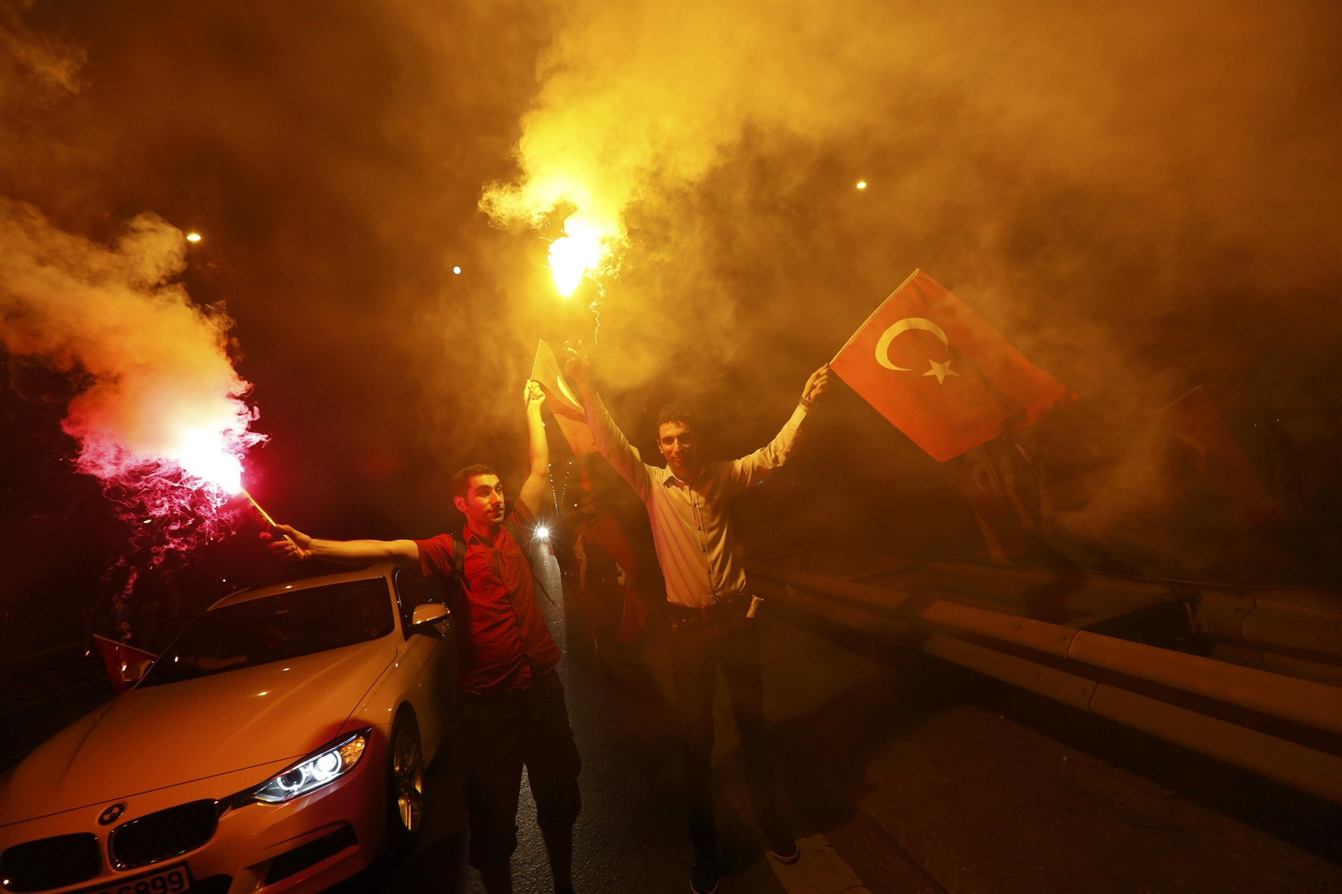 İstanbulda binlerce kişi Boğaziçi Köprüsüne akın etti İstanbulda binlerce kişi Boğaziçi Köprüsüne akın etti