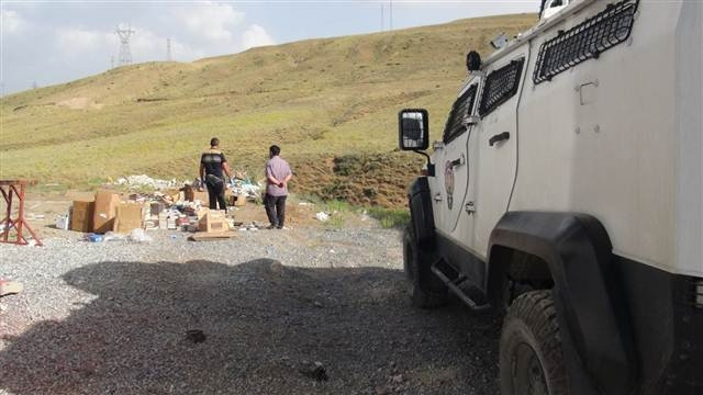 Gülen kitaplarını dere yatağına attılar