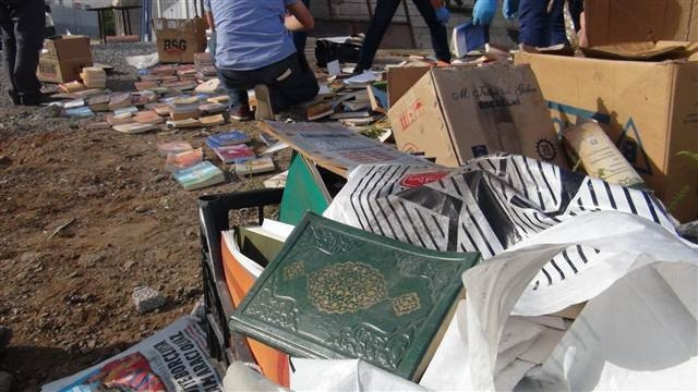 Gülen kitaplarını dere yatağına attılar