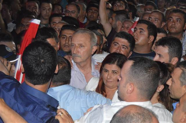 CHPli başkanın konuşma metnini yırttı