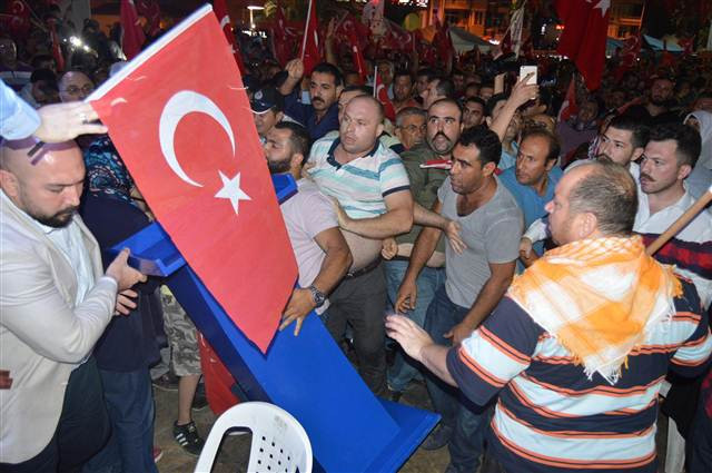 CHPli başkanın konuşma metnini yırttı