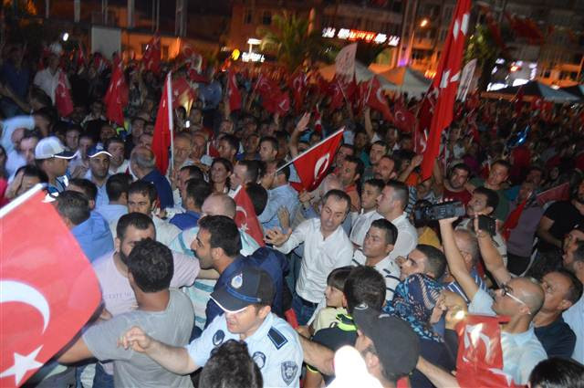 CHPli başkanın konuşma metnini yırttı