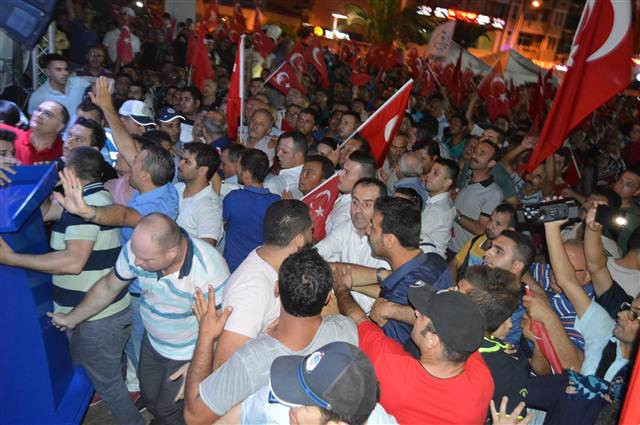 CHPli başkanın konuşma metnini yırttı