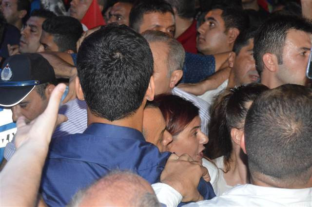 CHPli başkanın konuşma metnini yırttı