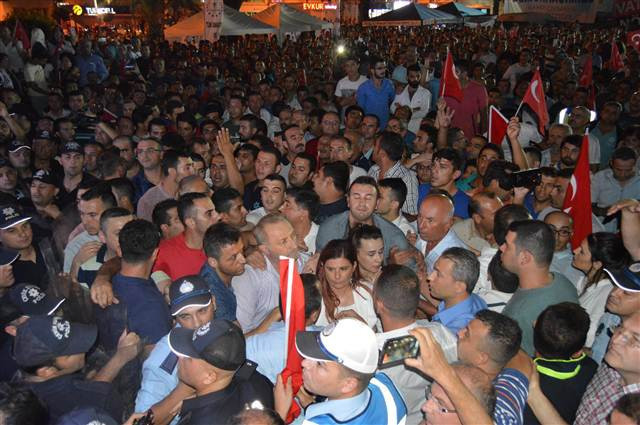 CHPli başkanın konuşma metnini yırttı