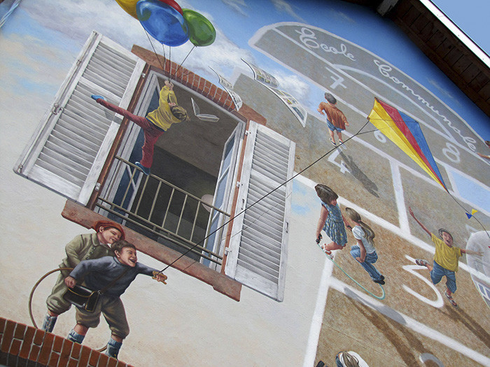 Yaşadığı şehrin gri duvarlarını hiper gerçekçi duvar resimleriyle renklendiriyor.