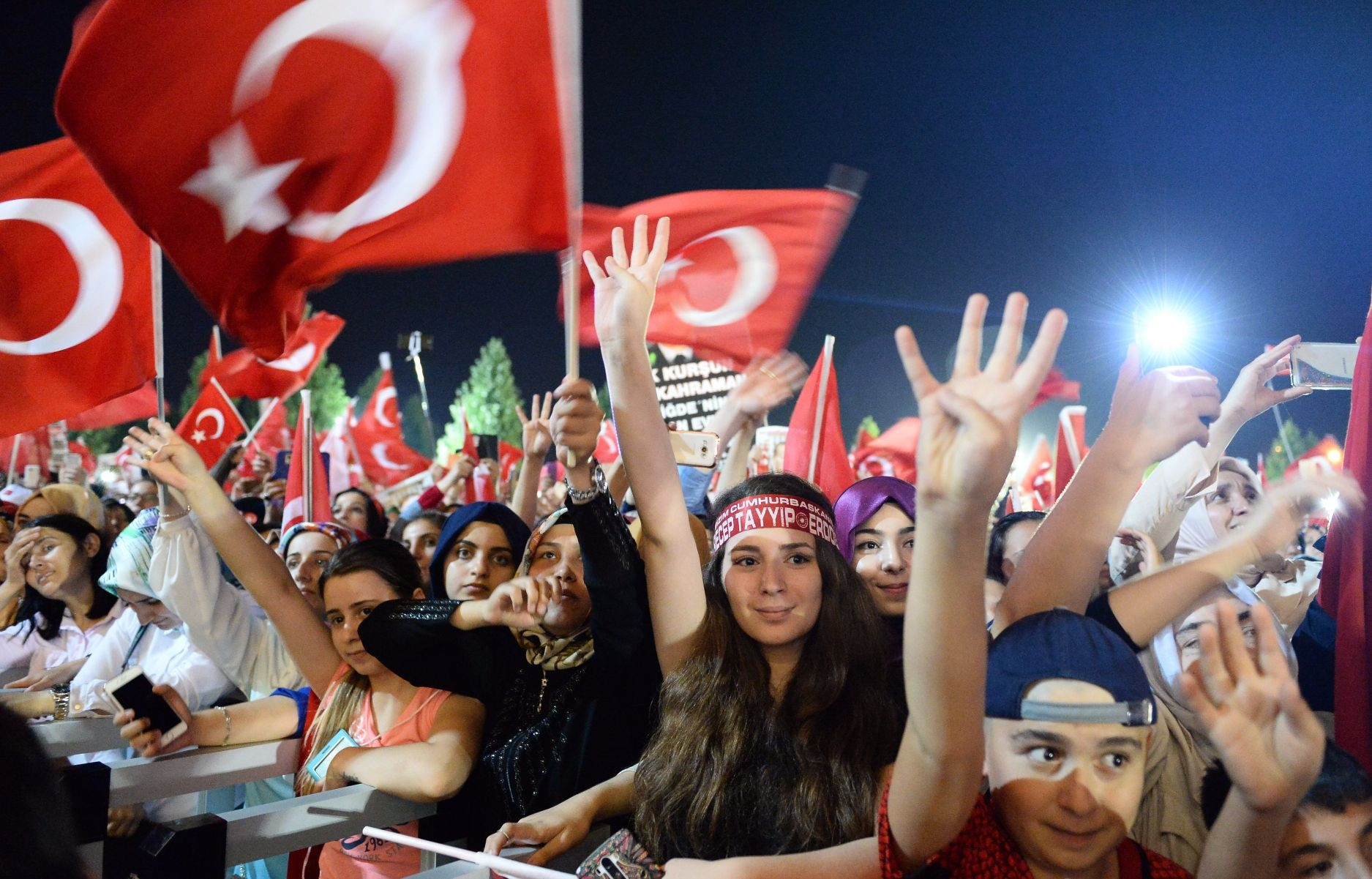 Demokrasi nöbetlerine artık ara veriyoruz
