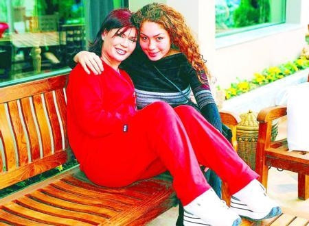 Yeni yaşını kaybettiği babasıyla kutladı... Onu tanıdınız mı Yeni yaşını kaybettiği babasıyla kutladı... Onu tanıdınız mı