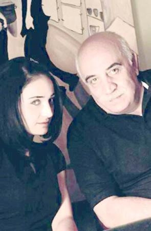 Yeni yaşını kaybettiği babasıyla kutladı... Onu tanıdınız mı Yeni yaşını kaybettiği babasıyla kutladı... Onu tanıdınız mı