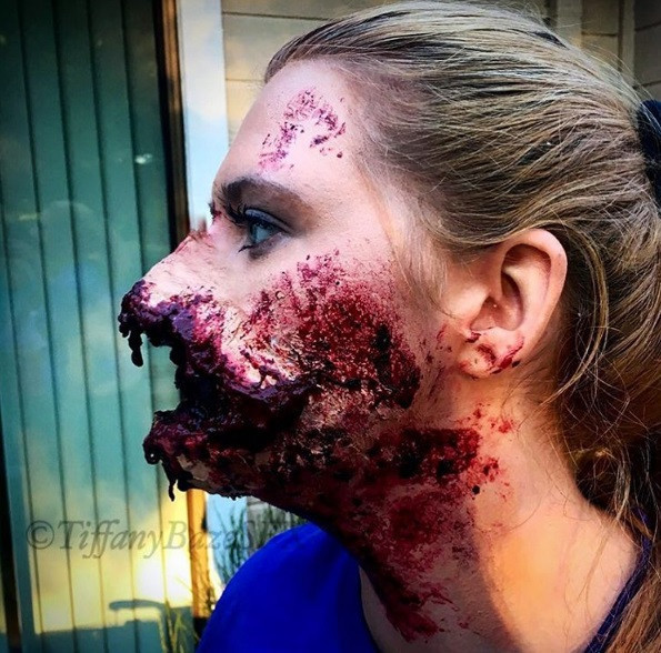 Genç kadını görenler dehşete düşüyor Genç kadını görenler dehşete düşüyor