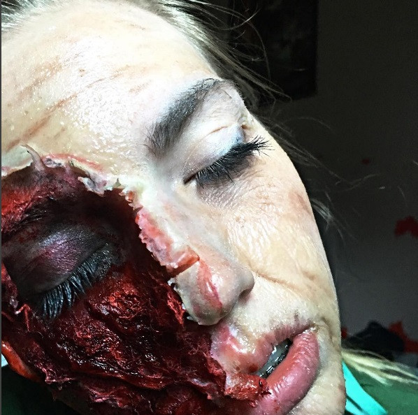 Genç kadını görenler dehşete düşüyor Genç kadını görenler dehşete düşüyor