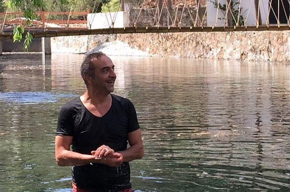 Ünlü oyuncu iki çocuğunu da alıp İstanbulu terk etti... Endonezyada yeni hayat