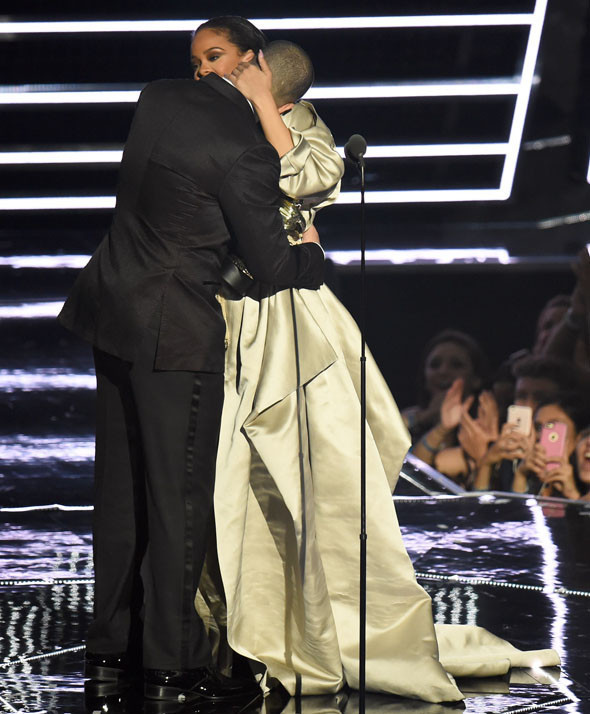 Rihanna ve Drake, MTV Video Müzik Ödüllerini salladı