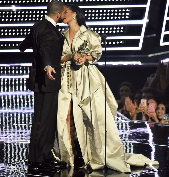 Rihanna ve Drake, MTV Video Müzik Ödüllerini salladı
