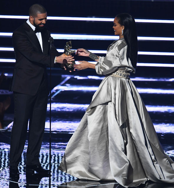 Rihanna ve Drake, MTV Video Müzik Ödüllerini salladı