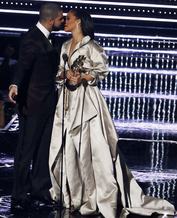 Rihanna ve Drake, MTV Video Müzik Ödüllerini salladı