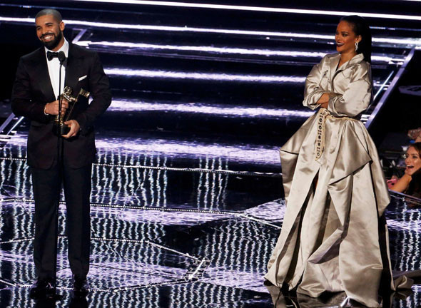Rihanna ve Drake, MTV Video Müzik Ödüllerini salladı