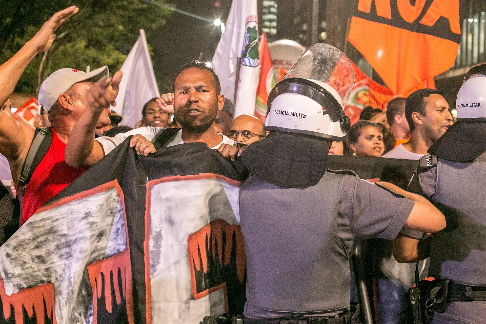 Brezilya sokaklara döküldü Brezilya sokaklara döküldü