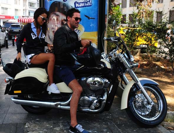Bekir Aksoy ve eşi Derya Çavuşoğlu İstanbula döndü Bekir Aksoy ve eşi Derya Çavuşoğlu İstanbula döndü