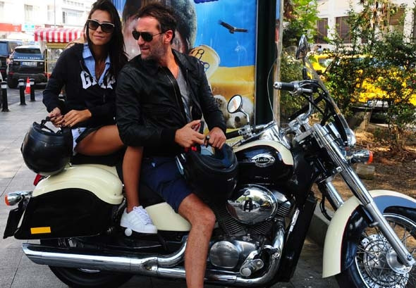 Bekir Aksoy ve eşi Derya Çavuşoğlu İstanbula döndü Bekir Aksoy ve eşi Derya Çavuşoğlu İstanbula döndü