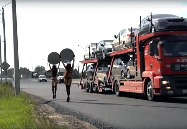 Sürücüler yavaşlasın diye soyundular