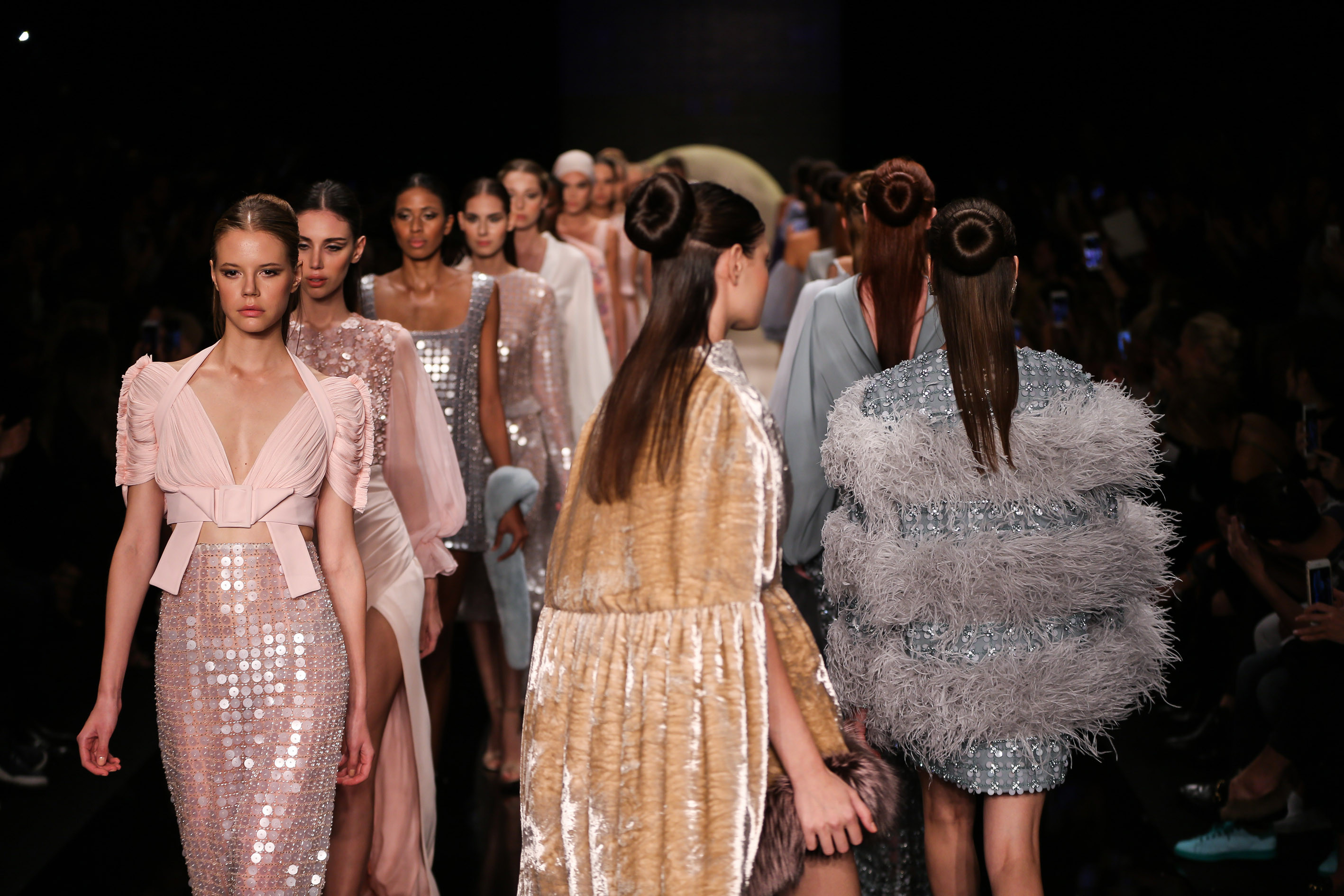 Mercedes-Benz Fashion Week devam ediyor
