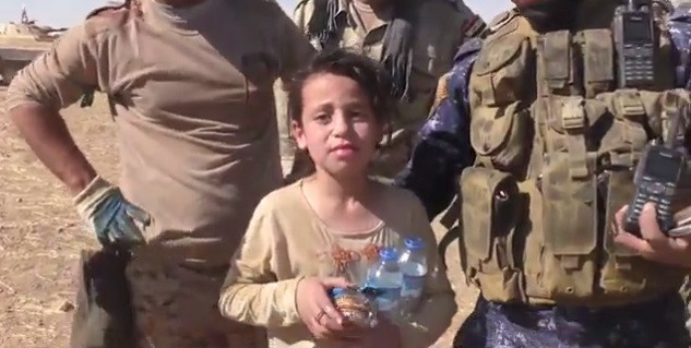 DEAŞlıların elinden kurtulan Ayşe Irak polisine böyle sarıldı