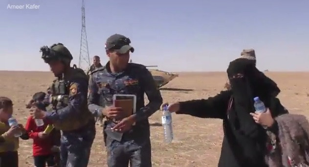 DEAŞlıların elinden kurtulan Ayşe Irak polisine böyle sarıldı