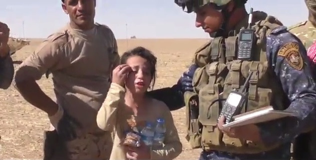 DEAŞlıların elinden kurtulan Ayşe Irak polisine böyle sarıldı