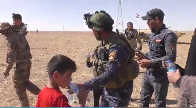 DEAŞlıların elinden kurtulan Ayşe Irak polisine böyle sarıldı