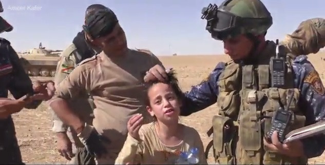 DEAŞlıların elinden kurtulan Ayşe Irak polisine böyle sarıldı