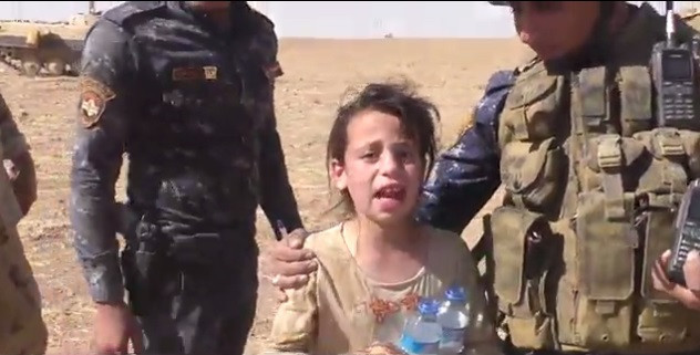 DEAŞlıların elinden kurtulan Ayşe Irak polisine böyle sarıldı