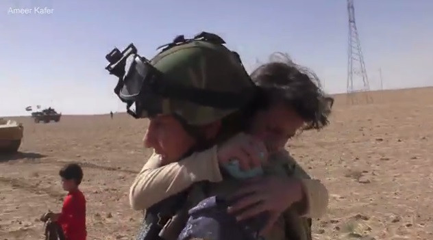 DEAŞlıların elinden kurtulan Ayşe Irak polisine böyle sarıldı
