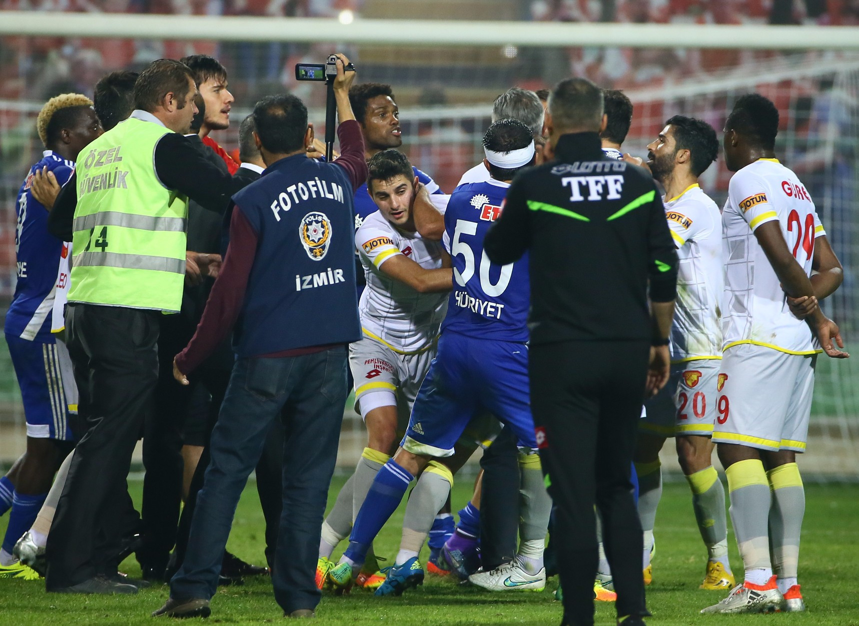 Göztepe - Eskişehirspor maçında olay Alpay Özalan takımını sahadan çekti