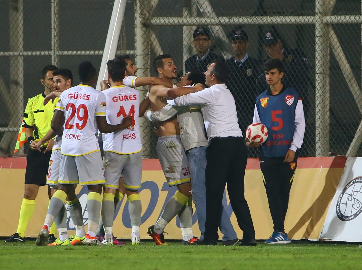 Göztepe - Eskişehirspor maçında olay Alpay Özalan takımını sahadan çekti