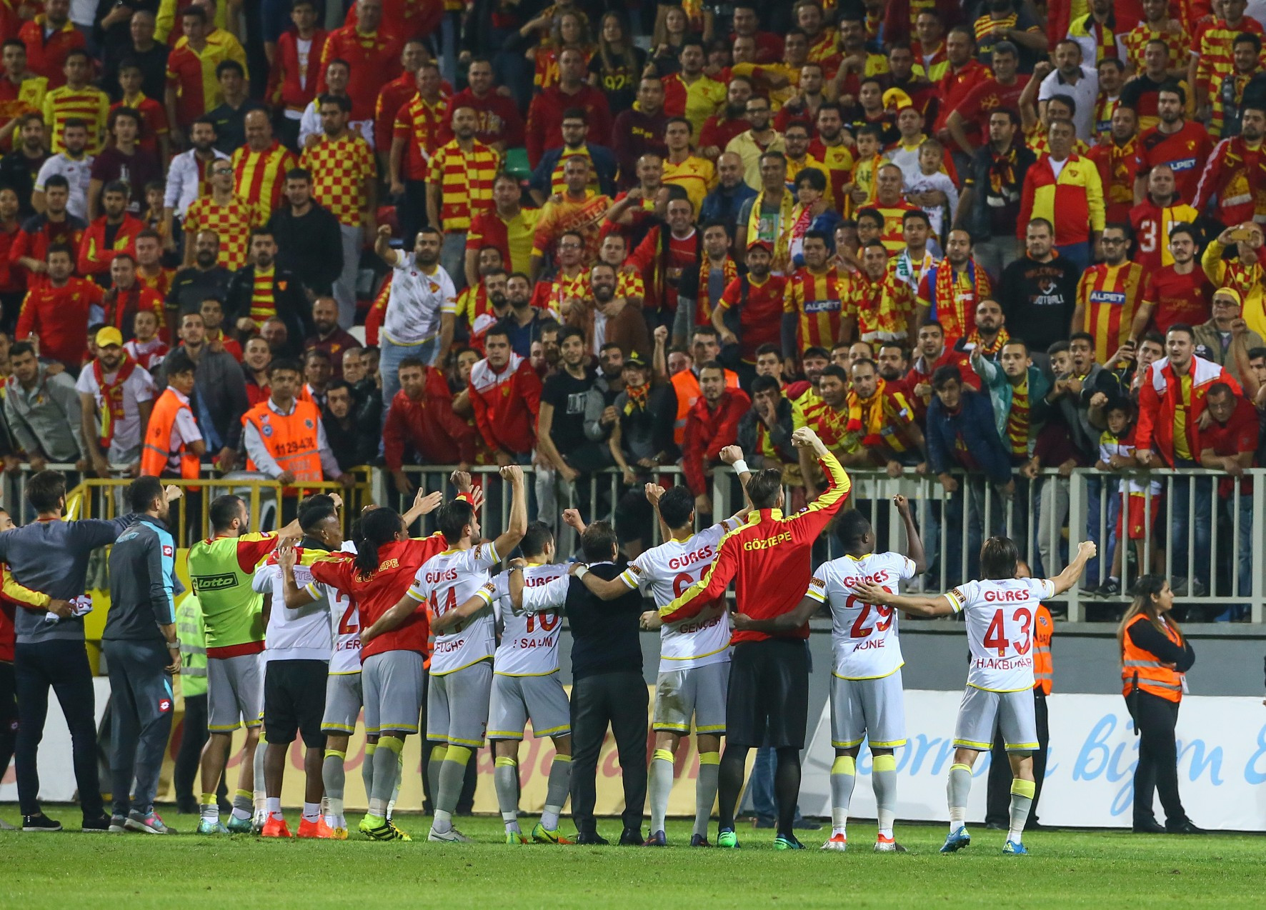 Göztepe - Eskişehirspor maçında olay Alpay Özalan takımını sahadan çekti