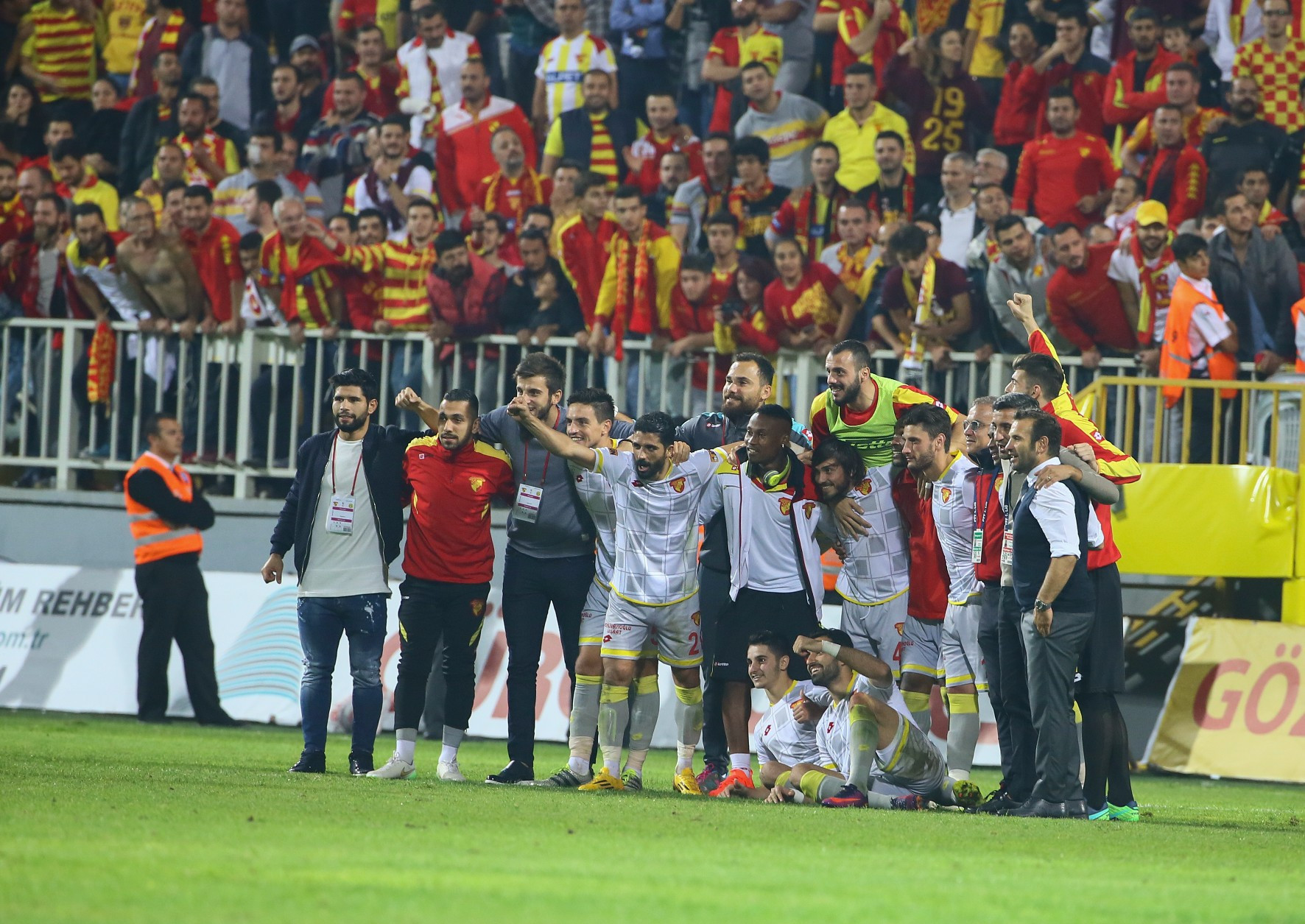 Göztepe - Eskişehirspor maçında olay Alpay Özalan takımını sahadan çekti
