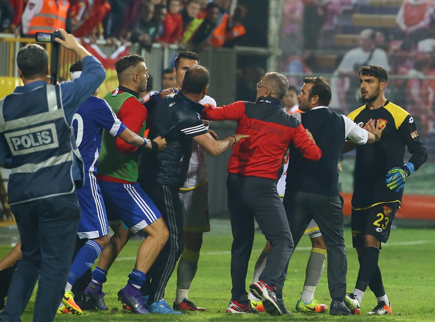 Göztepe - Eskişehirspor maçında olay Alpay Özalan takımını sahadan çekti