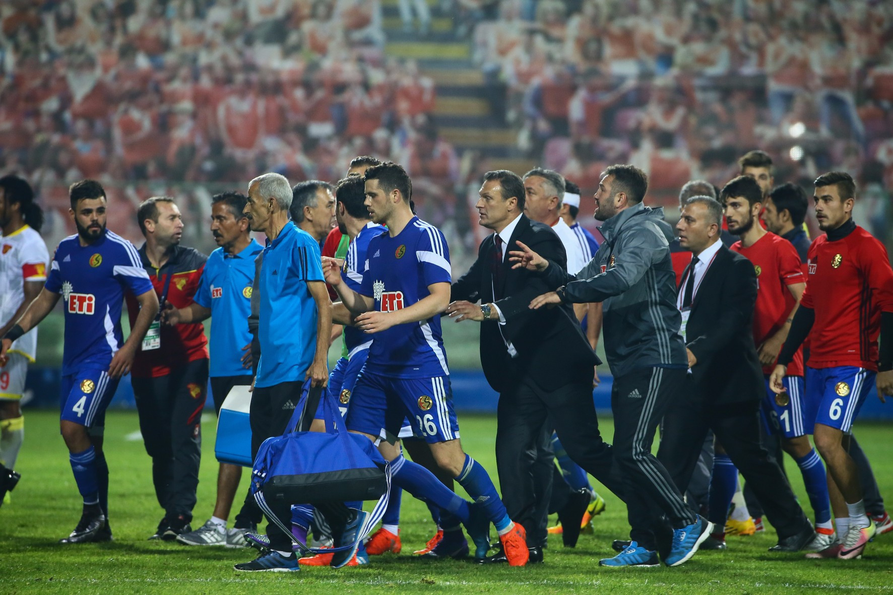 Göztepe - Eskişehirspor maçında olay Alpay Özalan takımını sahadan çekti