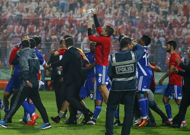 Göztepe - Eskişehirspor maçında olay Alpay Özalan takımını sahadan çekti