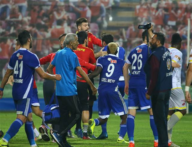 Göztepe - Eskişehirspor maçında olay Alpay Özalan takımını sahadan çekti