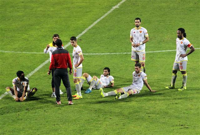 Göztepe - Eskişehirspor maçında olay Alpay Özalan takımını sahadan çekti