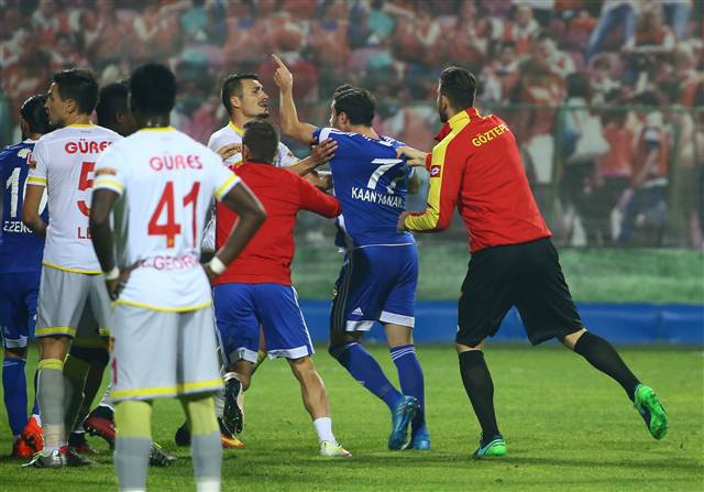 Göztepe - Eskişehirspor maçında olay Alpay Özalan takımını sahadan çekti