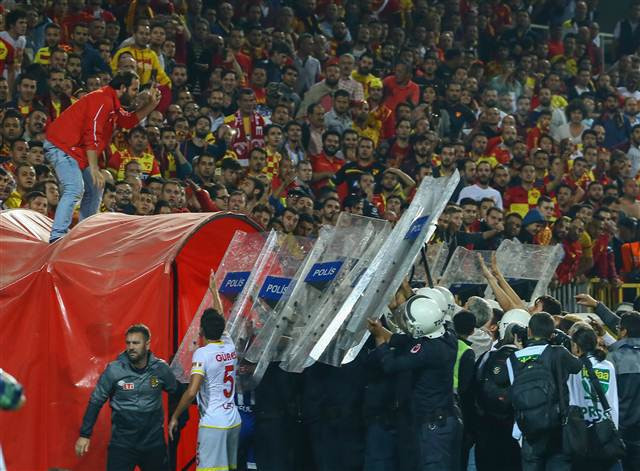 Göztepe - Eskişehirspor maçında olay Alpay Özalan takımını sahadan çekti