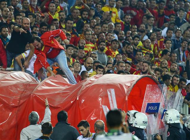 Göztepe - Eskişehirspor maçında olay Alpay Özalan takımını sahadan çekti