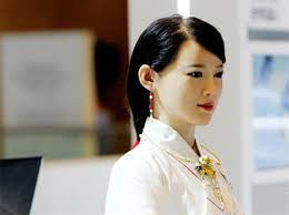 İnsan hislerini algılayabilen cazibeli robot görenleri şoke ediyor