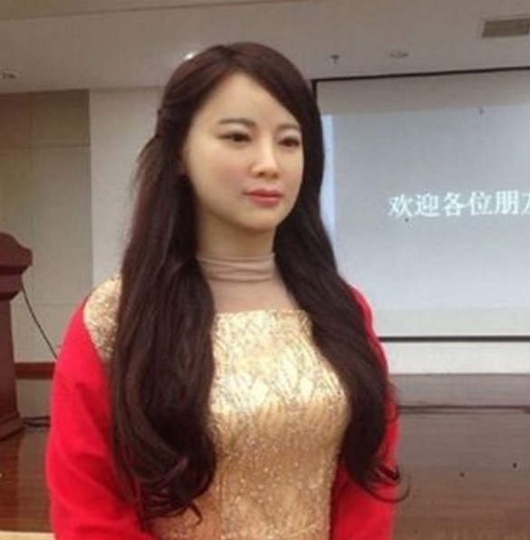 İnsan hislerini algılayabilen cazibeli robot görenleri şoke ediyor